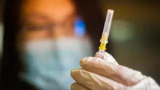 Бас санитар дәрігер мен вице-министр "Спутник V" вакцинасының екінші дозасын салдырды