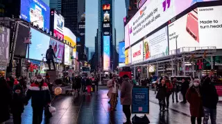 АҚШ билігі COVID-19-ға қарсы вакцинациядан кейін қоғамдық орындарға шықпауды сұрады