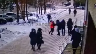 "Шатастырып алған". Павлодарда ер адам көшеде 13 жастағы қызды тепкілеп тастаған