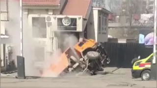 Алматыда жүк көлігі жер астына түсіп кетті: жүздеген үй жылу мен ыстық сусыз қалды