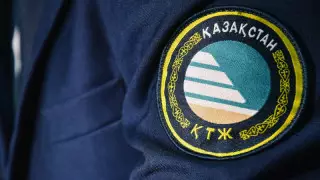 "Төрт жыл бойы 100-ден аса қызметкерінен пара алып келген". Павлодарда ҚТЖ бөлімше басшысы ұсталды