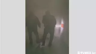 Жарылыс пен дүрбелең: полицейлер Ақтаудағы ауруханада науқастарға көмектесті