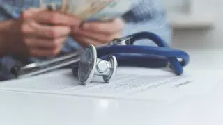 "Әрқайсына 19 миллион теңгеден". Депутат ӘМСҚ басшыларының сыйақысын айтты