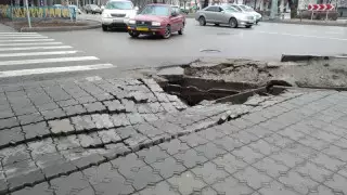 Алматылықтар опырылған жаяу жүргіншілер жолына шағымданды