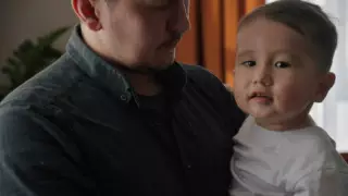 Балалар үйінен шыққан жігіт пәтерге жинап жүрген ақшасынан науқас балаға бір миллион аударды