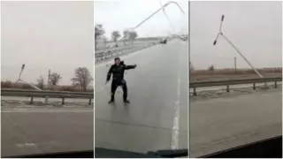 Түркістан облысында қатты желден бағаналар құлады