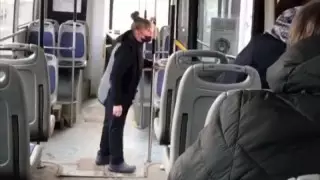 Павлодарда зейнеткерді автобустан итеріп шығарып жіберген кондуктор жазаланды