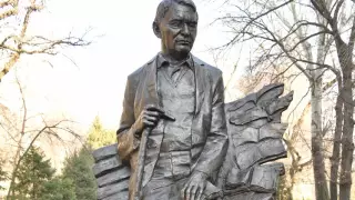 Жазушы, аудармашы Герольд Бельгерге ескерткіш қойылды