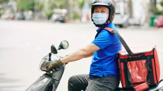 Тротуармен жүреді. Алматылықтар мопед жүргізетін курьерлерге шағымданды