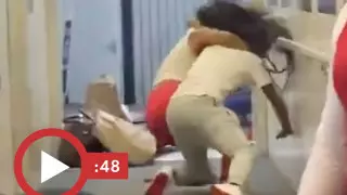 Әуежайда екі әйел жұртшылықпен жұлысты - Видео