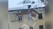 ШҚО тұрғыны қар тазалаймын деп көпқабатты үйдің төбесінен құлап, аман қалды