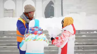Елордалық волонтерлер қар күреп жүрген қызметкерлерге ыстық шай мен бауырсақ таратты