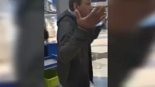 "Әкеме айтам". Ұшақ жолаушысы полицейлерге қарсылық көрсетті