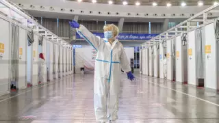 Мыңдаған адам тегін вакцина үшін Сербияға барып жатыр