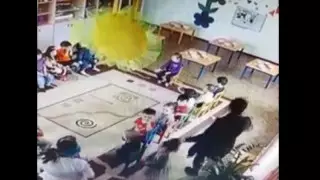 "Шашынан сүйреген". Атырауда балабақша тәрбиешісінің әрекеті видеоға түсіп қалды