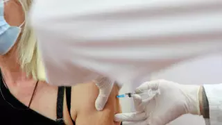 Қазнетте коронавирусқа қарсы вакцина "тиімсіз" екені талқыланып жатыр