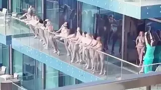 Фотосессияға жалаңаш қатысқан 11 украиналық қыз БАӘ-ден депортацияланды