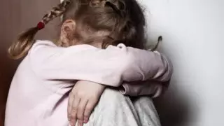 БҚО тұрғыны үш жыл бойы өгей қызын зорлаған: мектеп директоры сот алдына келді