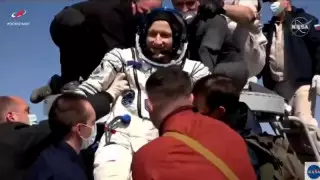 Ғарышкерлер Қазақстанға қонған кемеден шықты