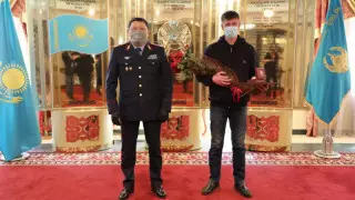 Астана тұрғыны көпірден суға секіріп кеткен қызды құтқарып қалды
