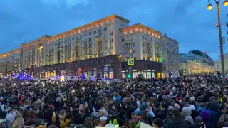 Навальныйды қолдау шаралары: наразылық білдірушілер ФҚҚ бас ғимаратына дейін барды