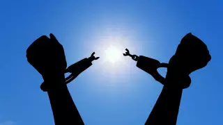 Шетелде үш жыл құлдықта болған қыз тұтқында ұстағандардың жазасын берді