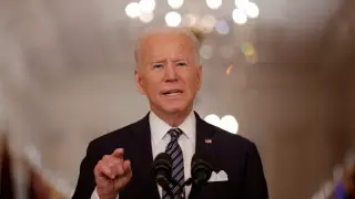 Байден АҚШ-тағы ең төменгі жалақыны екі есе арттырды