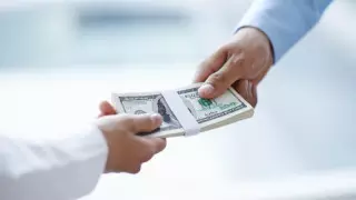 Павлодарлық шенеунік ірі көлемде пара алды деген күдікке ілінді