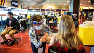 Канада әлемде бірінші болып 12 жастағы балаларға вакцина салдыруға рұқсат берді