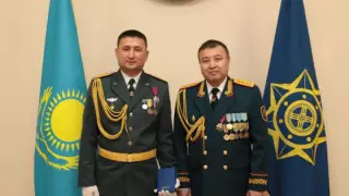 Жамбылдық шекарашы көліктен 60 келі героин тауып, орден алды