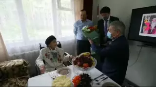 ШҚО әкімі шылым шегетіні үшін тізімнен шығарылған ардагер әжені өзі барып құттықтады