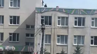 "Терезеден секіріп жатыр". Қазанда мектепке шабуыл жасалған сәттің видеосы жарияланды