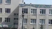 "Терезеден секіріп жатыр". Қазанда мектепке шабуыл жасалған сәттің видеосы жарияланды
