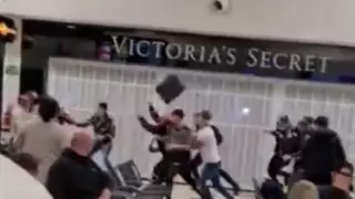 Әуежайда жолаушылардың жаппай төбелесі видеоға түсірілді