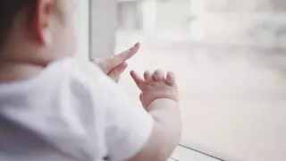 Ақтөбеде төртінші қабаттан құлаған бала тірі қалды