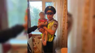 Қостанайда полицей терезеден құлап кете жаздаған баланы құтқарды