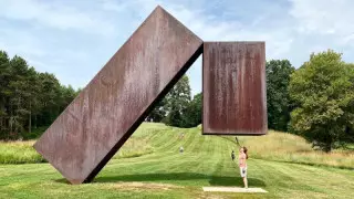 Ұшатын піл мен аспанға апарар баспалдақ. Физика заңдарына қайшы келетін мүсіндерді қайдан көруге болады