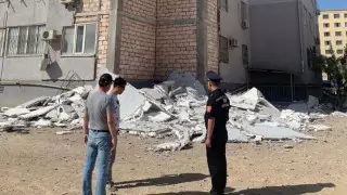 Ақтауда көпқабатты үйдің сыртқы қаптамасы опырылып түсті