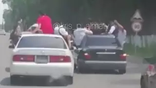 Алматы-Бішкек тасжолында мектеп түлектерінің кортежі видеоға түсірілді