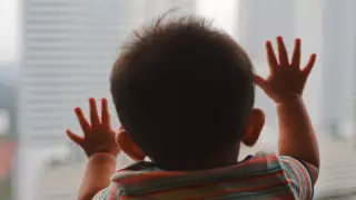 БҚО-да 3 жасар бала көпқабатты үйдің терезесінен құлап кетті