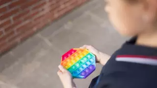 Деградацияға әкеле ме? Сарапшылар поп-ит және симпл-димпл ойыншықтарының қаупін бағалады