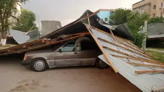 "Бала зардап шекті". Шымкенттегі дауыл үйлердің шатырын ұшырып әкетті