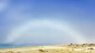 Каспий теңізінің жағасында ерекше ақ кемпірқосақ фотоға түсірілді