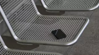 Әуежай қызметкерлері туристің ұмытып кеткен телефонын қайтарудың ерекше әдісін ойлап тапты