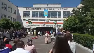 Алматыда мектеп алдында маскасыз жүрген адамдар видеоға түсірілді