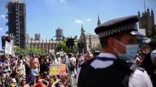 Ұлыбритания карантинді алып тастау мерзімін кейінге шегерді