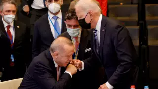 Желіде Байден мен Ердоғанның "даулы" суреттері талқыланып жатыр