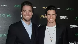 Танымал актер әйелімен жанжалдан кейін рейстен шығарылды