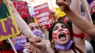 Еркекті транни үлкен мүшесі бар трахает етеді