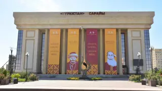 Шымкентте домбыра күніне орай ғимараттар ұлы күйшілердің портреттерімен безендірілді